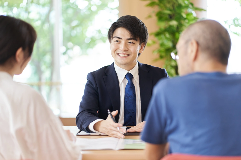 相談に乗る社員