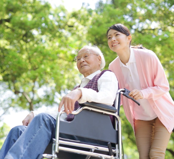 車椅子を押す介護士